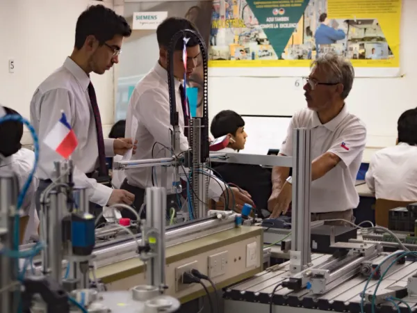 Taller de Electricidad Industrial con tableros y equipamiento didáctico